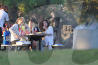 EXKLUSIV - Kesha mit Freunden beim Picknick in Santa Monica