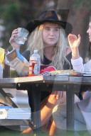 EXKLUSIV - Kesha mit Freunden beim Picknick in Santa Monica