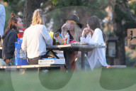 EXKLUSIV - Kesha mit Freunden beim Picknick in Santa Monica