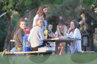 EXKLUSIV - Kesha mit Freunden beim Picknick in Santa Monica