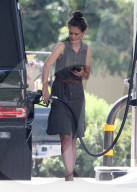PEOPLE - Katie Holmes ohne Make-Up am Tanken