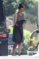 PEOPLE - Katie Holmes ohne Make-Up am Tanken