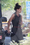 PEOPLE - Katie Holmes ohne Make-Up am Tanken