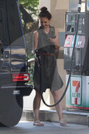PEOPLE - Katie Holmes ohne Make-Up am Tanken
