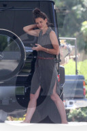 PEOPLE - Katie Holmes ohne Make-Up am Tanken