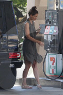 PEOPLE - Katie Holmes ohne Make-Up am Tanken