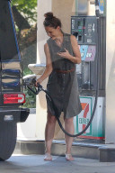 PEOPLE - Katie Holmes ohne Make-Up am Tanken