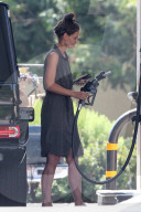 PEOPLE - Katie Holmes ohne Make-Up am Tanken