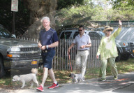 NEWS - Hillary und Bill Clinton mit ihren Hunden in East Hampton unterwegs
