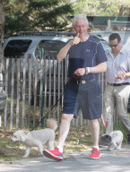NEWS - Hillary und Bill Clinton mit ihren Hunden in East Hampton unterwegs