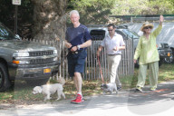 NEWS - Hillary und Bill Clinton mit ihren Hunden in East Hampton unterwegs