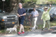 NEWS - Hillary und Bill Clinton mit ihren Hunden in East Hampton unterwegs
