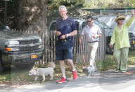 NEWS - Hillary und Bill Clinton mit ihren Hunden in East Hampton unterwegs
