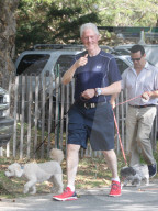 NEWS - Hillary und Bill Clinton mit ihren Hunden in East Hampton unterwegs