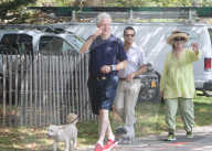 NEWS - Hillary und Bill Clinton mit ihren Hunden in East Hampton unterwegs