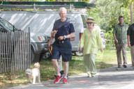 NEWS - Hillary und Bill Clinton mit ihren Hunden in East Hampton unterwegs