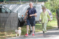 NEWS - Hillary und Bill Clinton mit ihren Hunden in East Hampton unterwegs