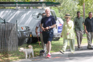NEWS - Hillary und Bill Clinton mit ihren Hunden in East Hampton unterwegs