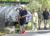 NEWS - Hillary und Bill Clinton mit ihren Hunden in East Hampton unterwegs