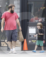 PEOPLE - Adele's Mann Simon mit Klein Angelo in Studio City unterwegs