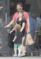 PEOPLE - Adele's Mann Simon mit Klein Angelo in Studio City unterwegs