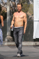 PEOPLE - Dereck Hough scheint beim Tanztraining schön heiss zu haben