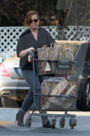 PEOPLE - Amy Poehler schiebt einen vollen Einkaufswagen zum Auto