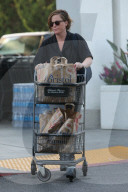 PEOPLE - Amy Poehler schiebt einen vollen Einkaufswagen zum Auto