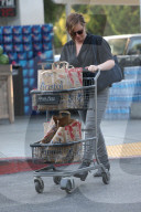 PEOPLE - Amy Poehler schiebt einen vollen Einkaufswagen zum Auto