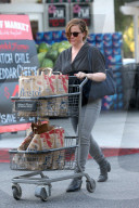 PEOPLE - Amy Poehler schiebt einen vollen Einkaufswagen zum Auto