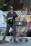 PEOPLE - Amy Poehler schiebt einen vollen Einkaufswagen zum Auto