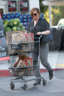 PEOPLE - Amy Poehler schiebt einen vollen Einkaufswagen zum Auto