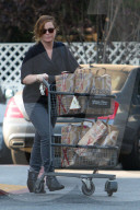 PEOPLE - Amy Poehler schiebt einen vollen Einkaufswagen zum Auto