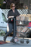 PEOPLE - Amy Poehler schiebt einen vollen Einkaufswagen zum Auto
