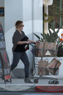 PEOPLE - Amy Poehler schiebt einen vollen Einkaufswagen zum Auto