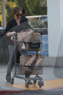 PEOPLE - Amy Poehler schiebt einen vollen Einkaufswagen zum Auto