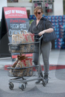 PEOPLE - Amy Poehler schiebt einen vollen Einkaufswagen zum Auto