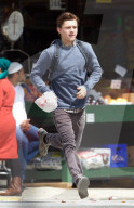 PEOPLE - Tom Holland steht als Spider-Man vor der Linse