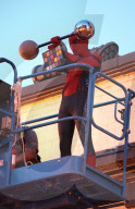 PEOPLE - Tom Holland steht als Spider-Man vor der Linse