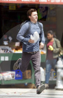 PEOPLE - Tom Holland steht als Spider-Man vor der Linse