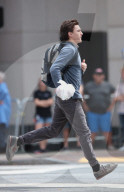 PEOPLE - Tom Holland steht als Spider-Man vor der Linse