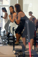 PEOPLE - Alessandra Ambrosio bummelt nach dem Workout auf dem Bauernmarkt