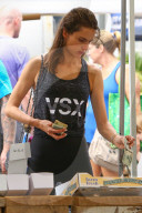 PEOPLE - Alessandra Ambrosio bummelt nach dem Workout auf dem Bauernmarkt