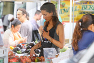 PEOPLE - Alessandra Ambrosio bummelt nach dem Workout auf dem Bauernmarkt