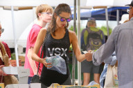 PEOPLE - Alessandra Ambrosio bummelt nach dem Workout auf dem Bauernmarkt