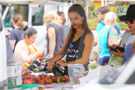 PEOPLE - Alessandra Ambrosio bummelt nach dem Workout auf dem Bauernmarkt
