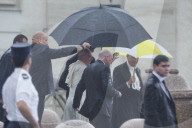 NEWS - Vatikan: Papst Franziskus hält Mittwochsaudienz im strömenden Regen