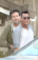 PEOPLE - Charlie Sheen und Bruder Ramon in Malibu unterwegs