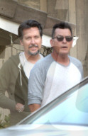 PEOPLE - Charlie Sheen und Bruder Ramon in Malibu unterwegs