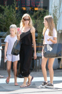 PEOPLE - Denise Richards bummelt mit den Kids in Hollywood